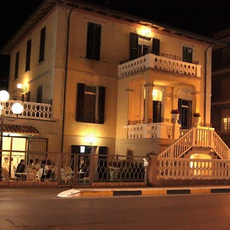 Hotel Villa Laura Rimini Exteriör bild